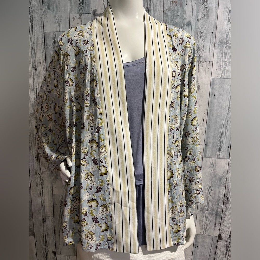 NWT Mystree light blue floral and stripe kimono